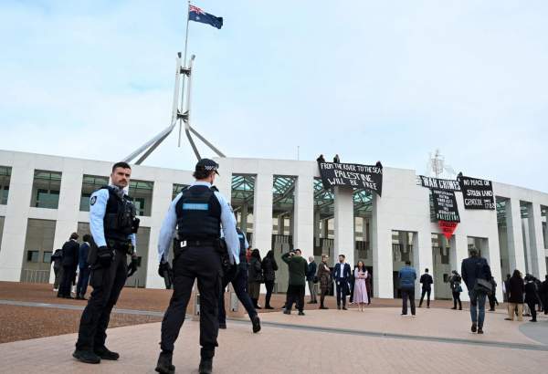 متظاهرون رافضون للإبادة الجماعیة فی غزة يعتلون مبنى البرلمان في أستراليا