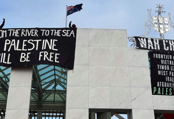 Protesters raise anti-Israel banner on Australia’s roof top