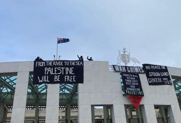 آسٹریلیا میں فلسطینیوں کے حامی مظاہرین پارلیمنٹ ہاؤس کی چھت پر چڑھ گئے اور آزادی کے حق میں بینرز لہرا دیے