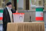 قائد الثورة الاسلامية يدلي بصوته في الانتخابات الرئاسية الإیرانیة الـ14  <img src="/images/video_icon.png" width="13" height="13" border="0" align="top">