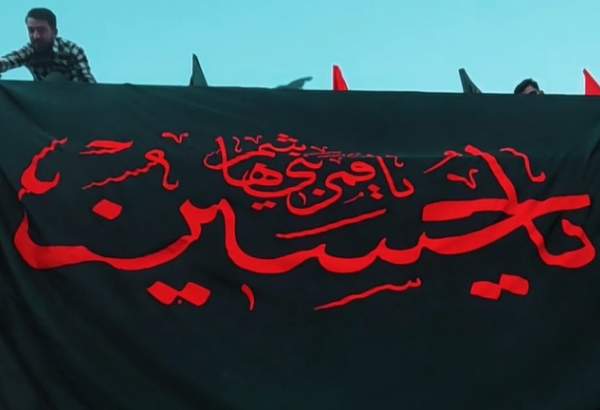 اهتزاز پرچم عزای حسینی بر فراز گنبد بقعه آیت الله شیخ فاضل گروسی بیجار  