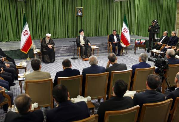 Leader receives officials of 13th government (photo)  
