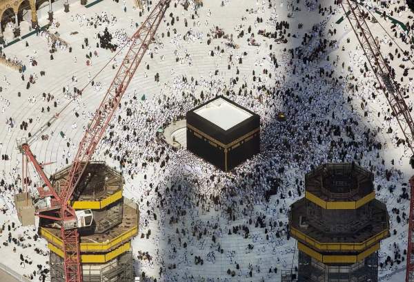 Women take part in changing of Kaaba