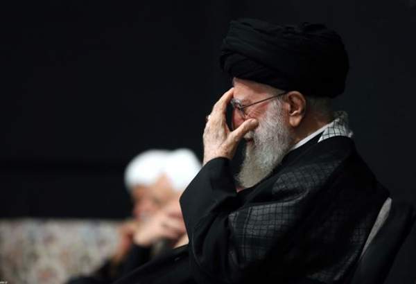 Le Leader de la Révolution islamique participe à la cérémonie de la 8ième nuit de Muharram  