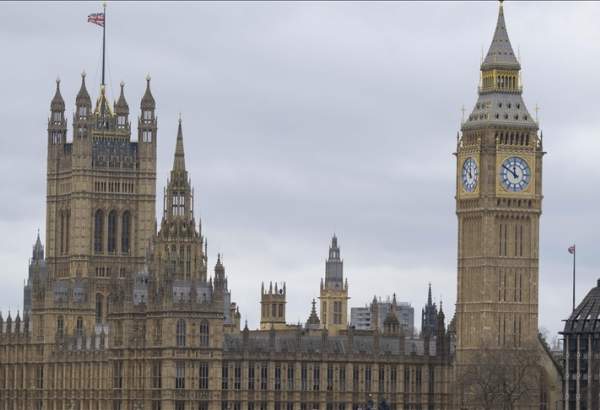 Supporters of Palestine Surround British Parliament