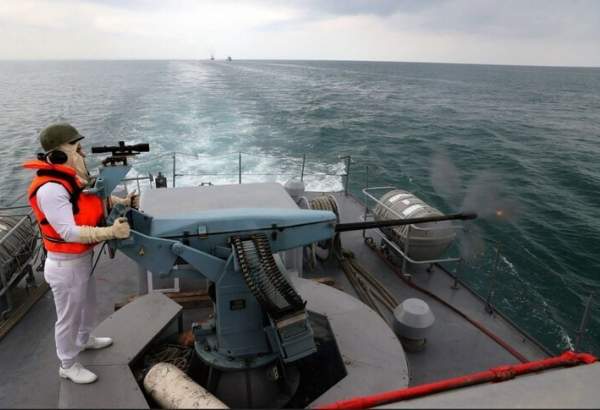 Des navires iraniens et russes tirent sur des cibles maritimes lors d