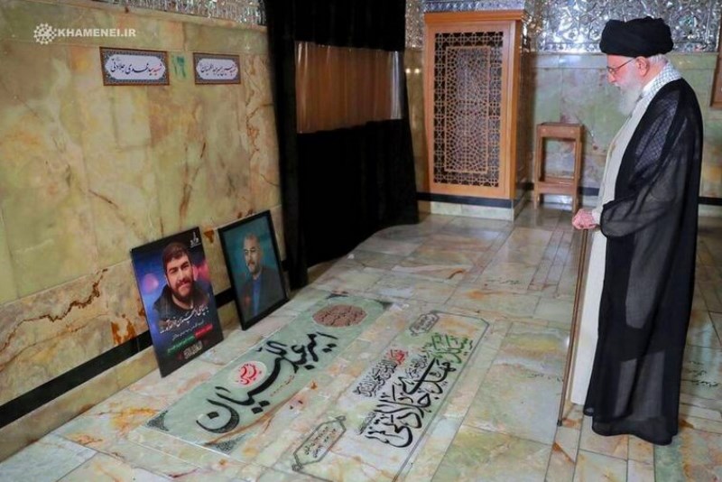 قائد الثورة يزور مزارات عدد من الشهداء في مدينة ري جنوبي طهران