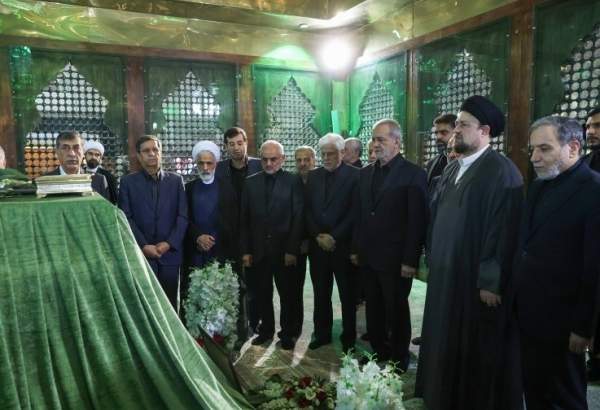 Iranian president, cabinet renew vows with late Imam Khomeini (photo)  