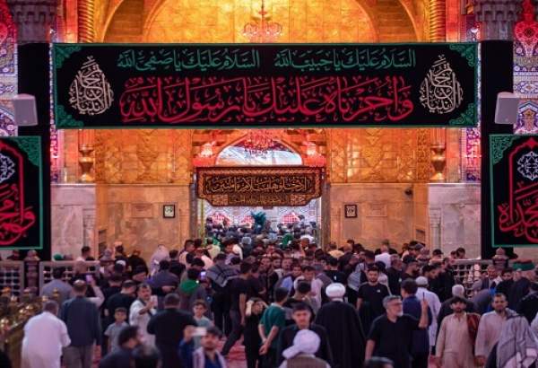 حرم امام حسین(ع) در آستانه رحلت پیامبر(ص) سیاهپوش شد  