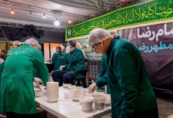 Mukibs serve pilgrims of Imam Reza (AS) in Mashhad (photo)  