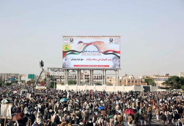 Hundreds of people gather at Sebin Street to protests against Israel’s attacks on Gaza and Lebanon, on September 27, 2024 in Sanaa, Yemen. [Mohammed Hamoud – Anadolu Agency]