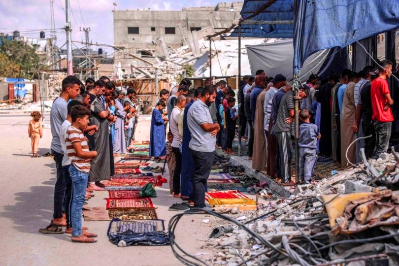 تقرير مصور  .. فلسطينيون يقيمون صلاة الغائب على روح  الشهيد يحيى السنوار في غزة  