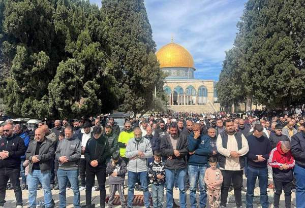 40,000 Palestinians perform Friday prayer in al-Aqsa Mosque despite Israeli restrictions