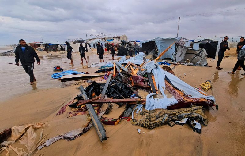 بعد أن جرف البحر 10آلاف خيمة.. مناشدات للعالم إنقاذ مئات آلاف النازحين بغزة