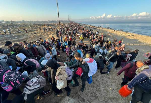 Thousands of displaced Palestinians begin returning to their homes in north Gaza